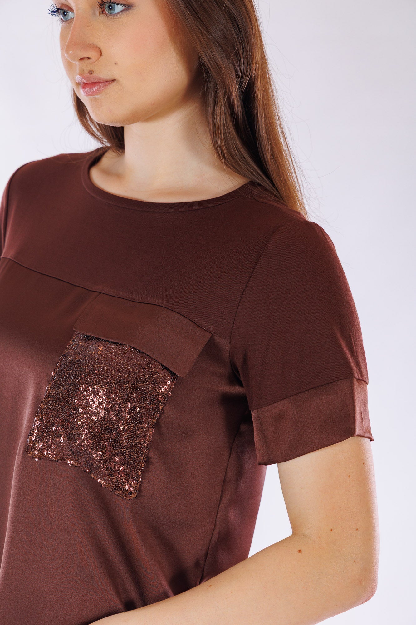 T-shirt raso, jersey e paillettes