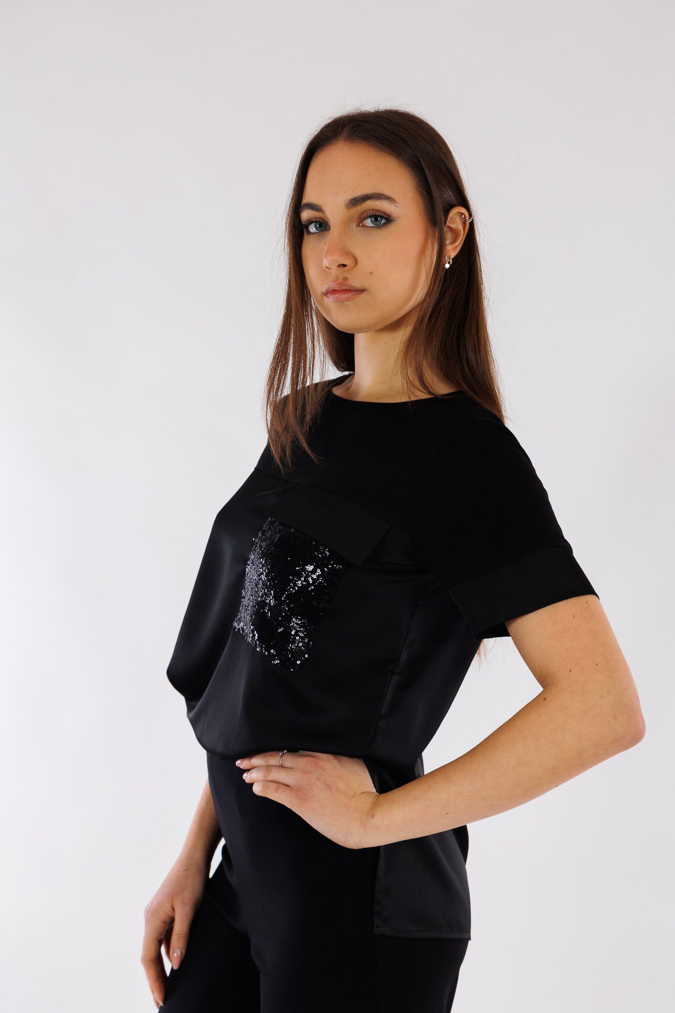 T-shirt raso, jersey e paillettes