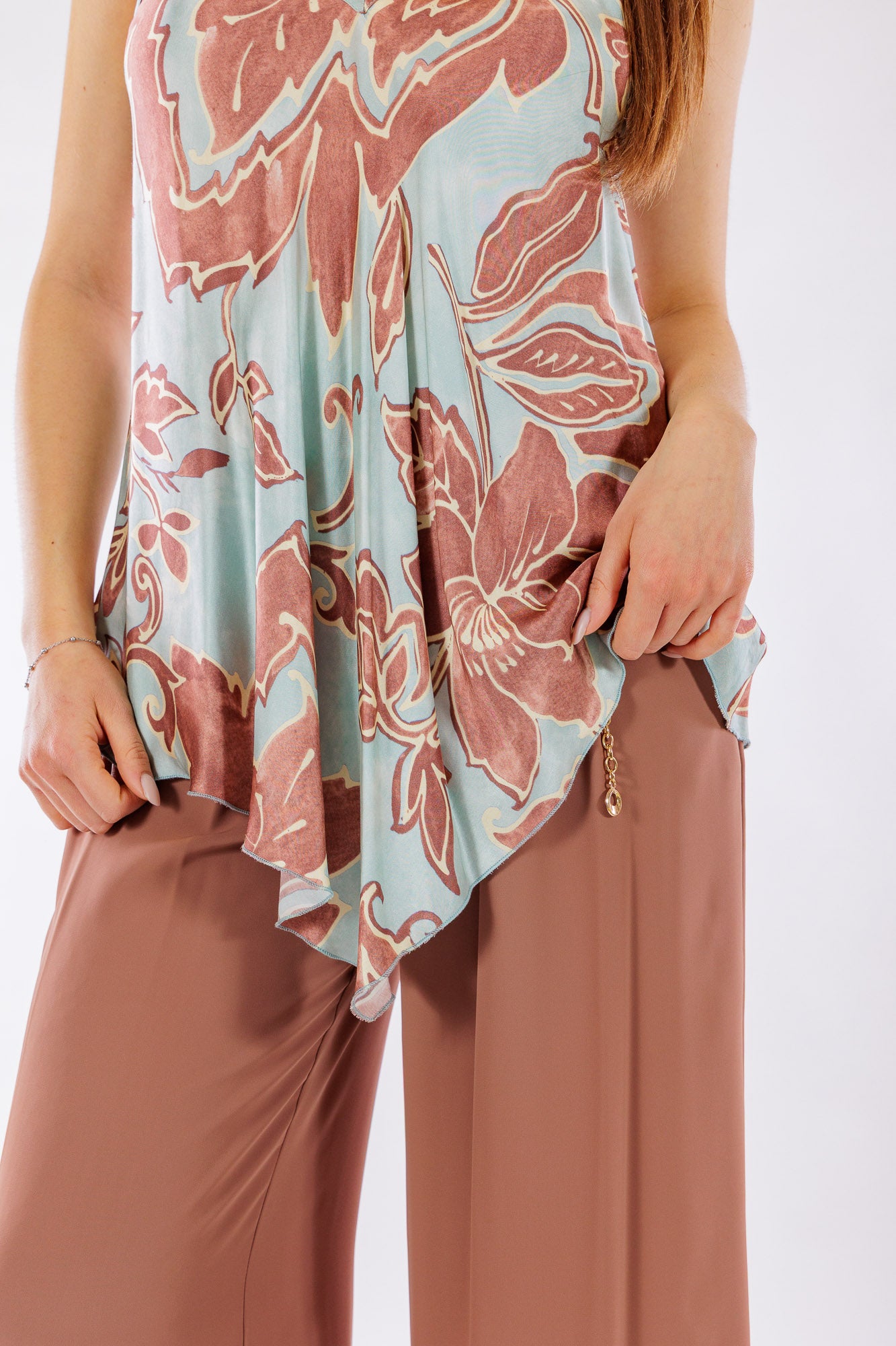 Top floreale raso