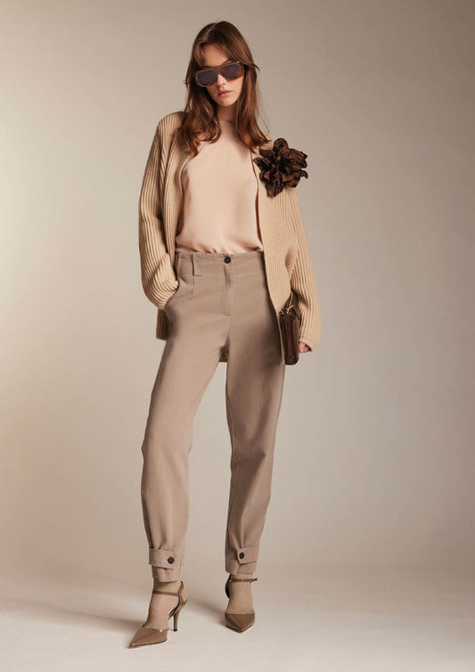 Pantalone gabardina con bottone
