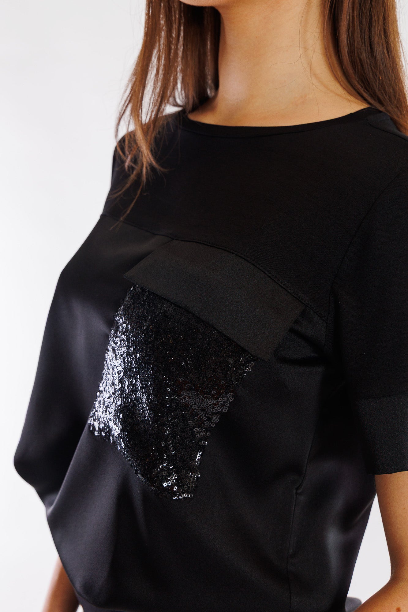 T-shirt raso, jersey e paillettes